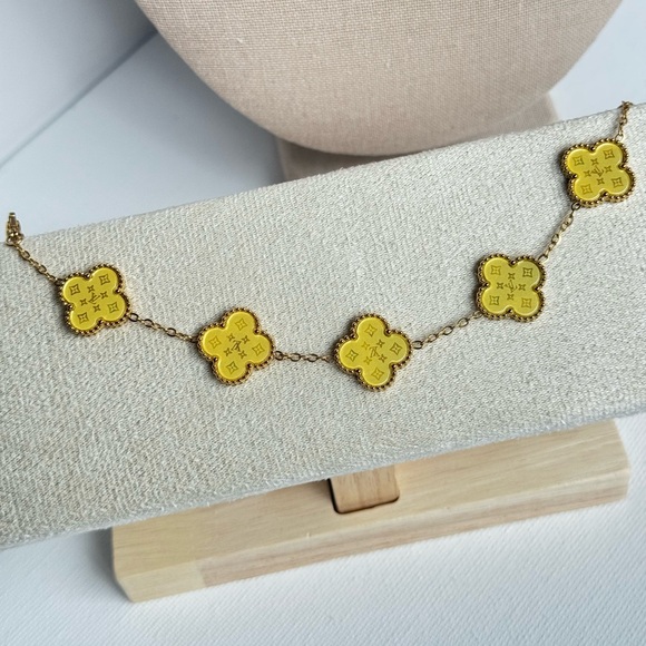 Jewelry - Double sided Clover Necklace